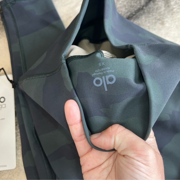 ALO Yoga High Waist Camo Vapor Leggings in Hunter Camouflage - Picture 5 of 5